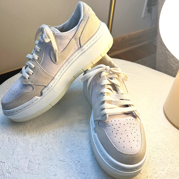 Woman's Nike Air Jordans Elevate Low - 8.5 - Picture 1 of 6